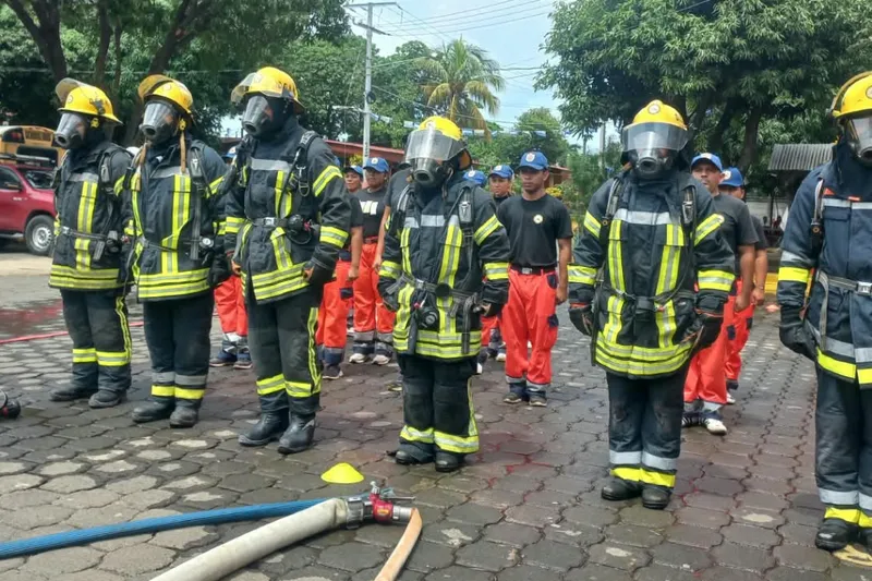 Bomberos de Nicaragua realizan ejercicio práctico con equipos de respiración