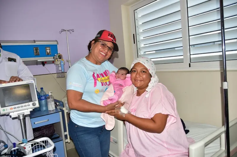 León: autoridades entregan obsequios a las primeras madres del Heodra