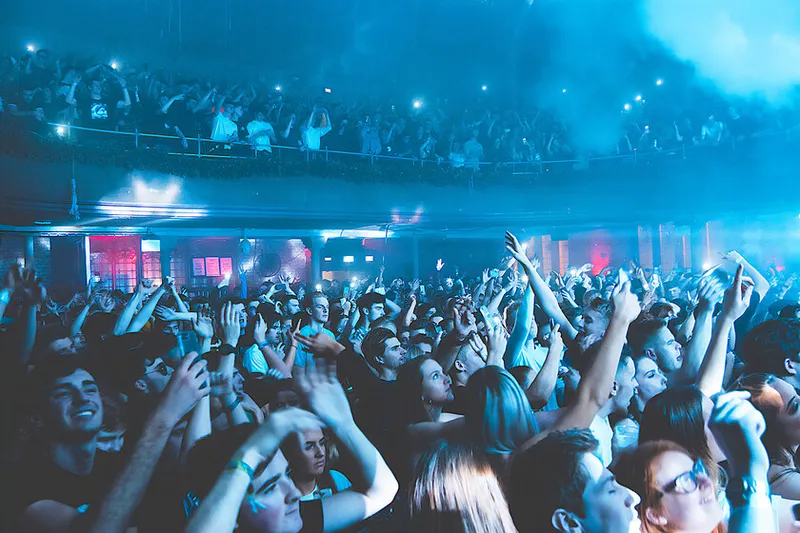 Ocho años antes de la guerra con Rusia, las noches de fiesta de Ucrania hacían llorar a las de Ibiza