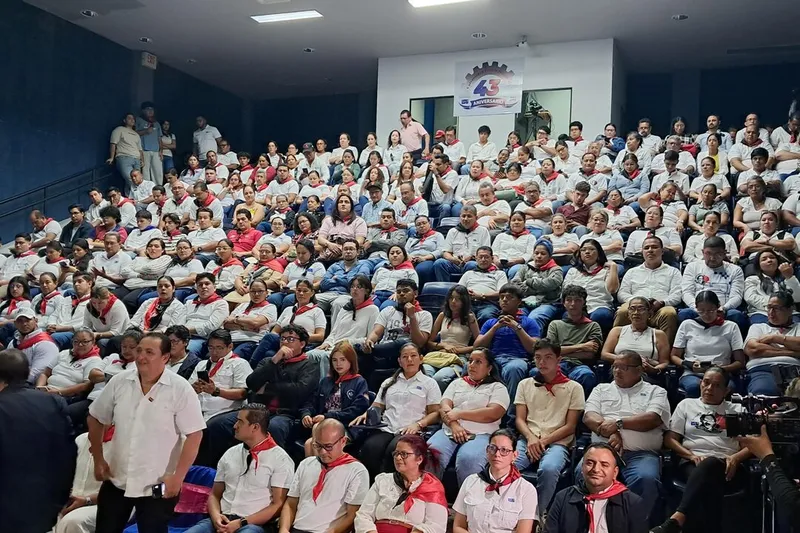 Estudiantes de la UNI participan en conferencia sobre evolución electoral