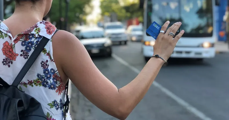 Aumentos de septiembre: cuánto subirán el transporte, las prepagas y los colegios