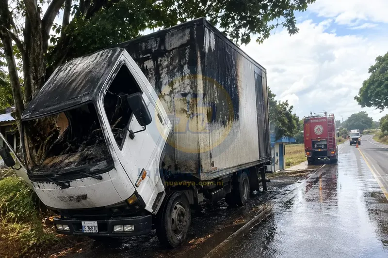 Camión repartidor se incendia en San Benito y deja pérdidas de C$253 mil