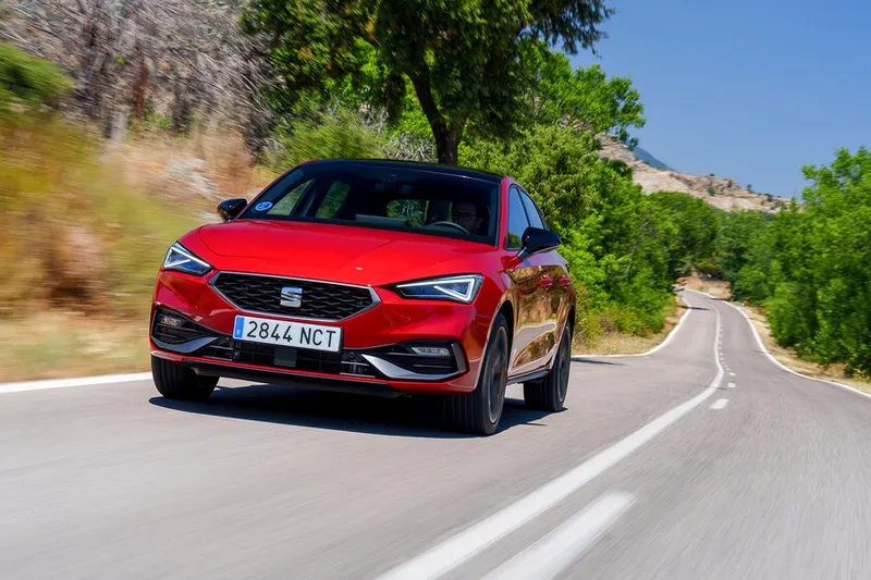 Después de recorrer 2.000 km en el SEAT León eHybrid 2026 tengo una conclusión clara: con la gasolina tan cara, este coche es el más sensato del mercado