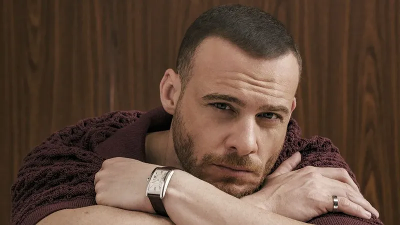 Kerem Bürsin: "Tuve la oportunidad de trabajar en América y preferí quedarme en Turquía para rodar 'Love is in the Air'"