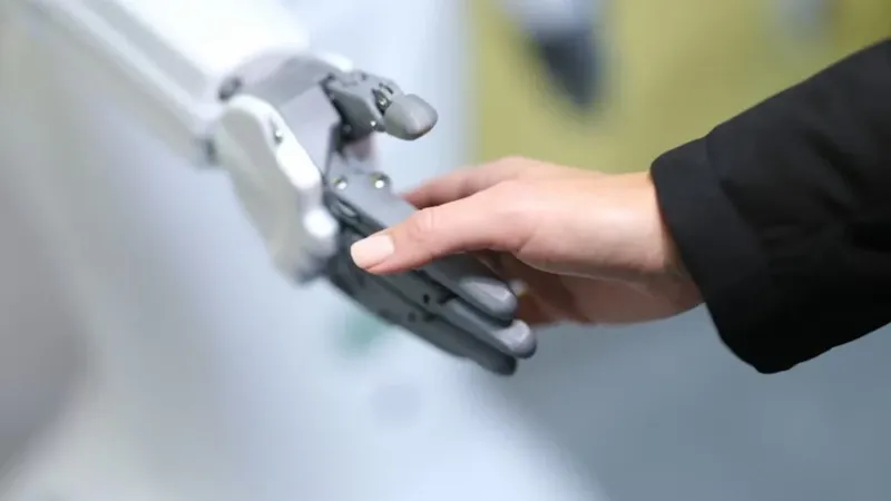 Siete de cada diez personas ya le dicen “por favor” a la inteligencia artificial. Lo sorprendente es que no todas lo hacen por educación