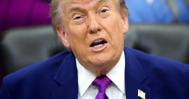 Trump ordena revisar reglas bancarias para inmigrantes indocumentados en EE.UU.