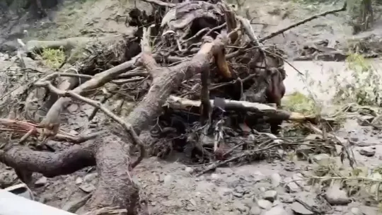 Deslizamiento de tierra deja tres muertos y cientos de personas incomunicadas