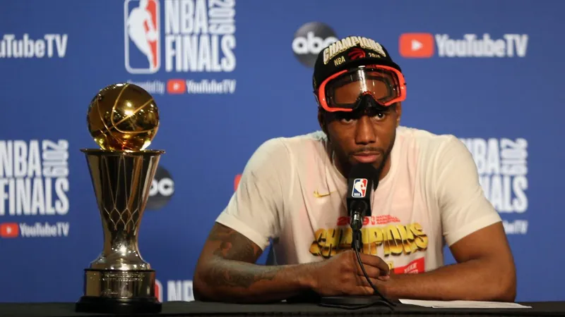 ¡El traspaso de Kawhi Leonard a Toronto es oficial!