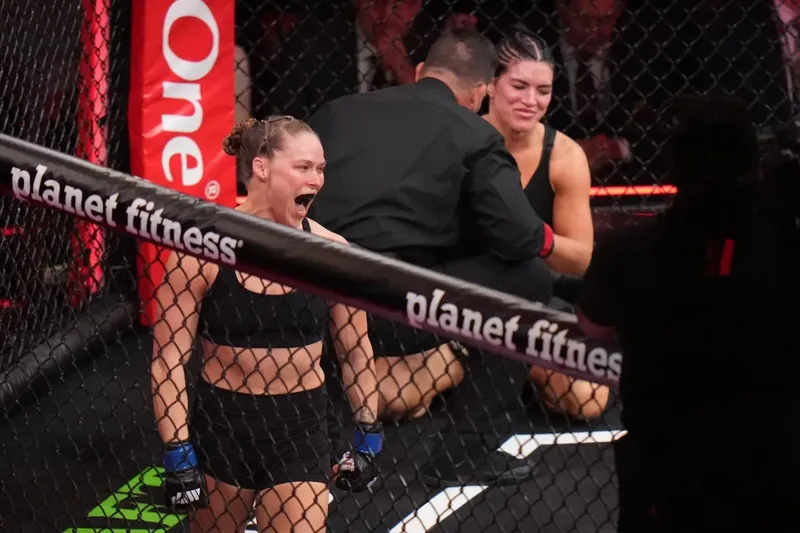Ronda Rousey dominó a Gina Carano en 17 segundos de combate en su regreso a las MMA