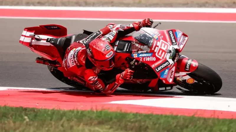 Marc Márquez se lleva el sprint tras un regalo múltiple de las Aprilia