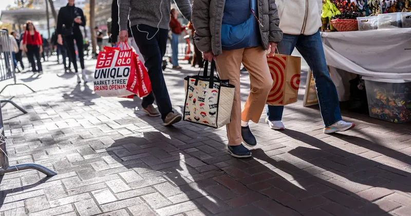 Confianza del consumidor en EE.UU. aumenta por primera vez en cuatro meses