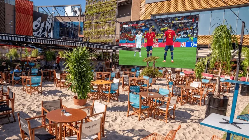 Pantalla gigante y arena de playa para ver a la Selección Española: el espectacular centro comercial de Madrid que se transforma para el Mundial
