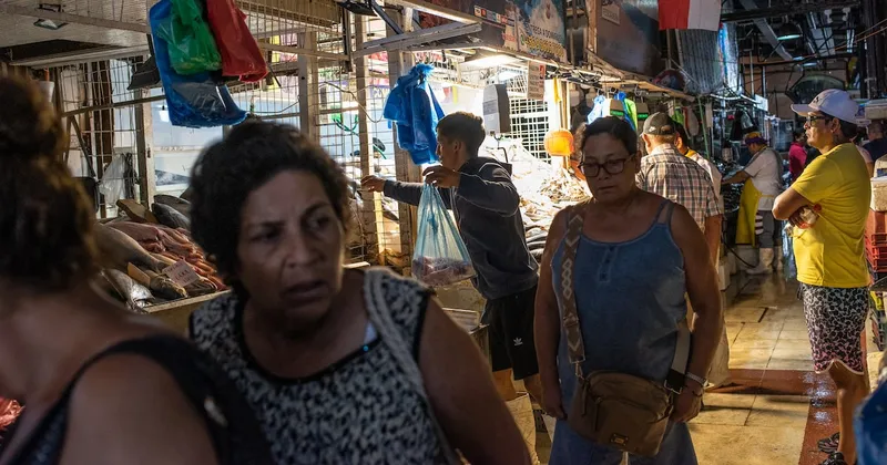 Economía de Chile se contrae 0,7% en agosto lo que supone un nuevo revés para Kast