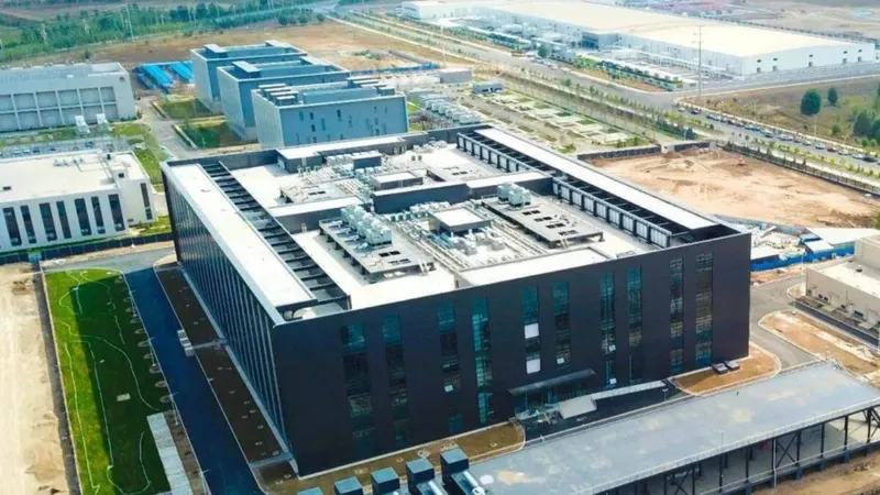 China tiene un problema con los chips de IA, pero ha encontrado una forma de compensarlo. Está construyendo a una velocidad que Estados Unidos no consigue igualar