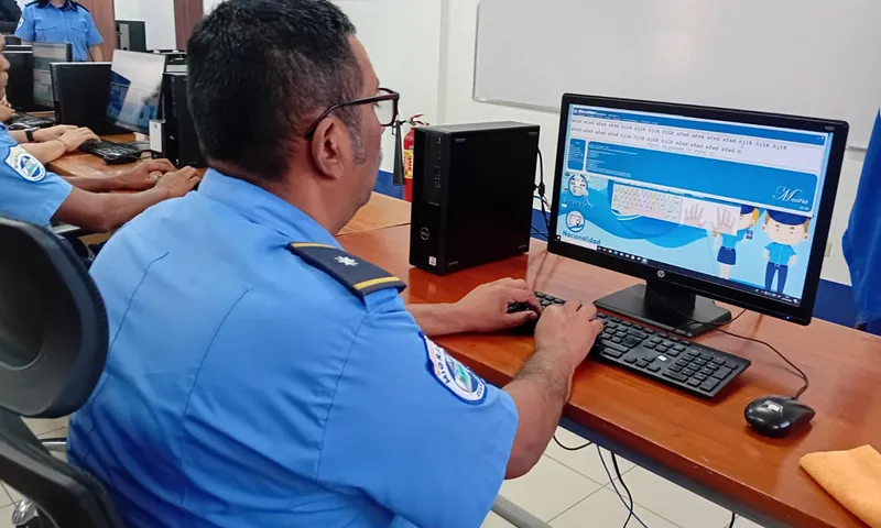 Funcionarios de Migración y Extranjería reciben formación en ofimática