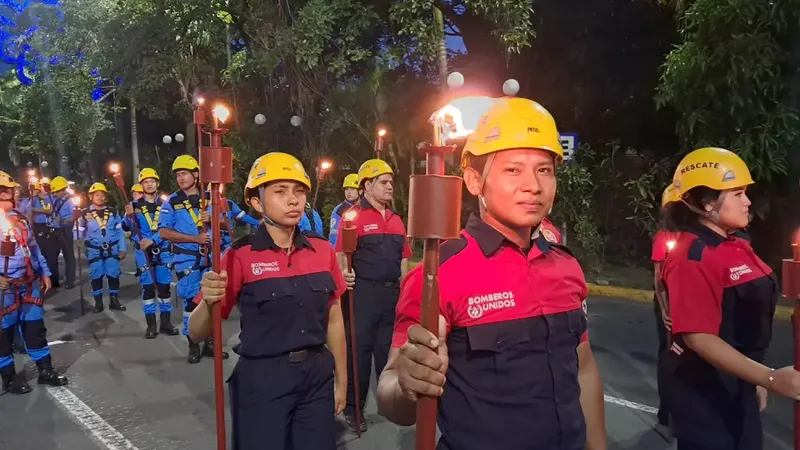 Bomberos de Managua conmemora su 80 aniversario con desfile de antorchas