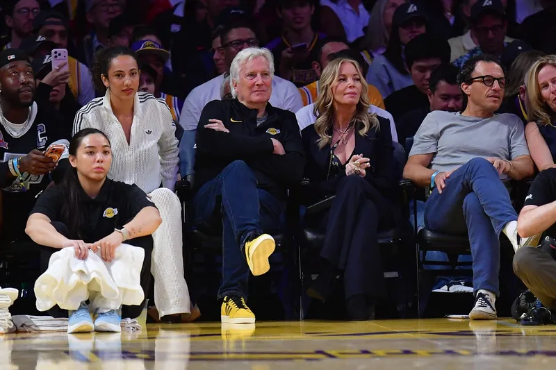 Jeanie Buss seguirá al frente de los Lakers