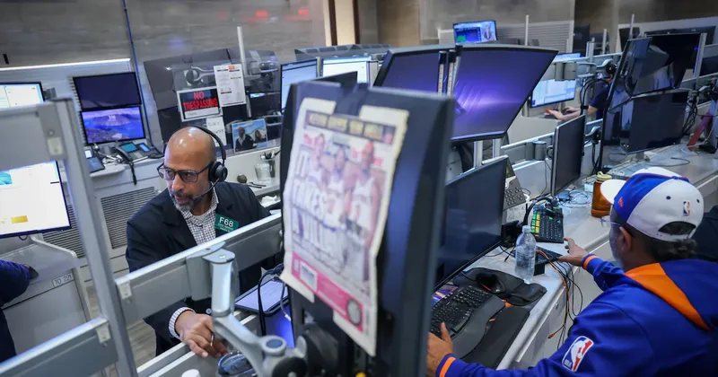 S&P 500 cae y el dólar sube con fuerza tras dato de empleo que refuerza alza de tasas de la Fed