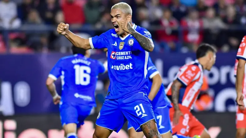 Del susto a la gloria: Cruz Azul esquiva la ‘cruzazuleada’ en el estreno de su título