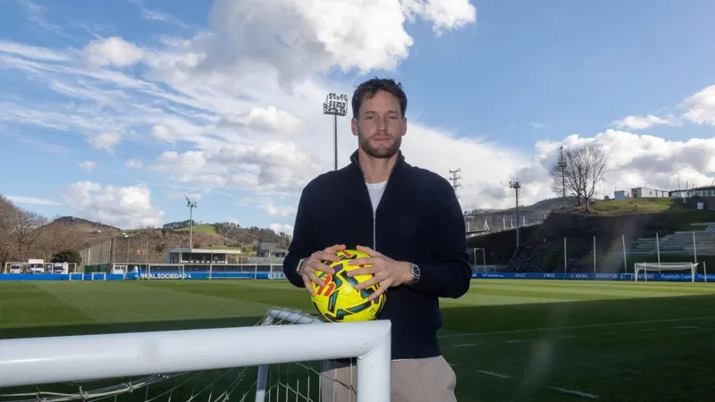 Álex Remiro, en el mercado con el Barça a la expectativa
