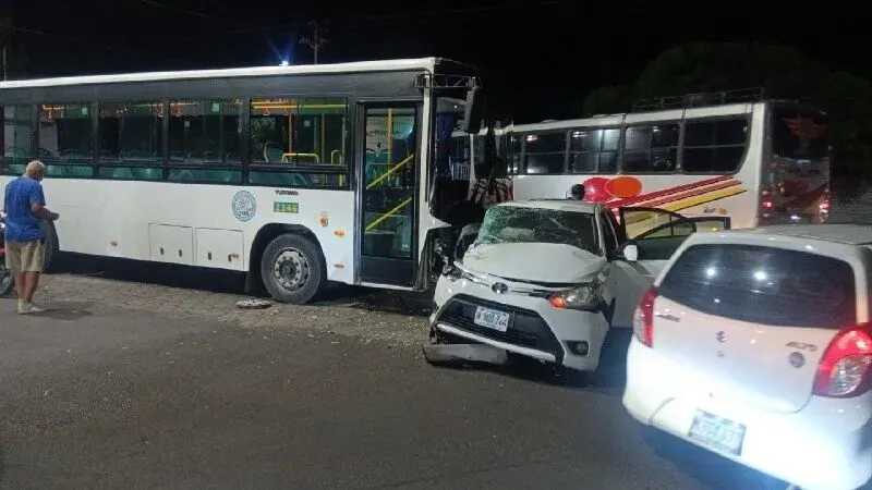 Ruta 109 choca en Managua y deja un lesionado y daños materiales