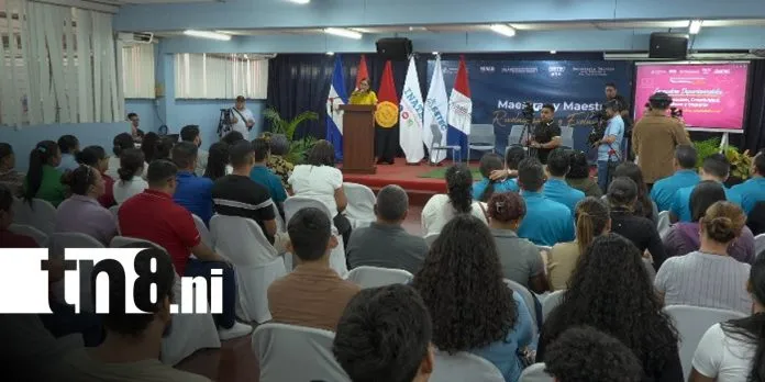 Más de 70 mil docentes son reconocidos en jornada de innovación y creatividad