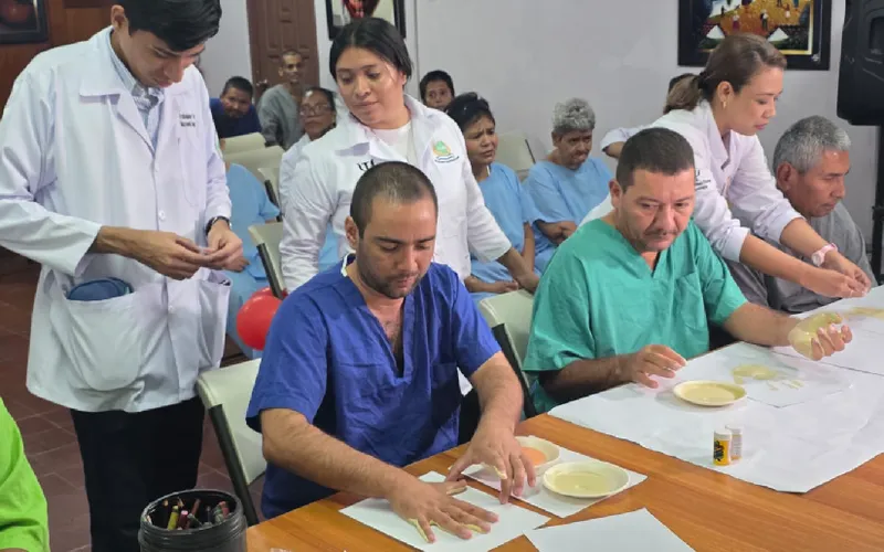 Un día de dactilopintura con pacientes atendidos en el Hospital de Atención Psicosocial