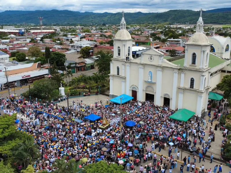 Nicaragüenses celebran con fe y devoción a la Virgen del Rosario