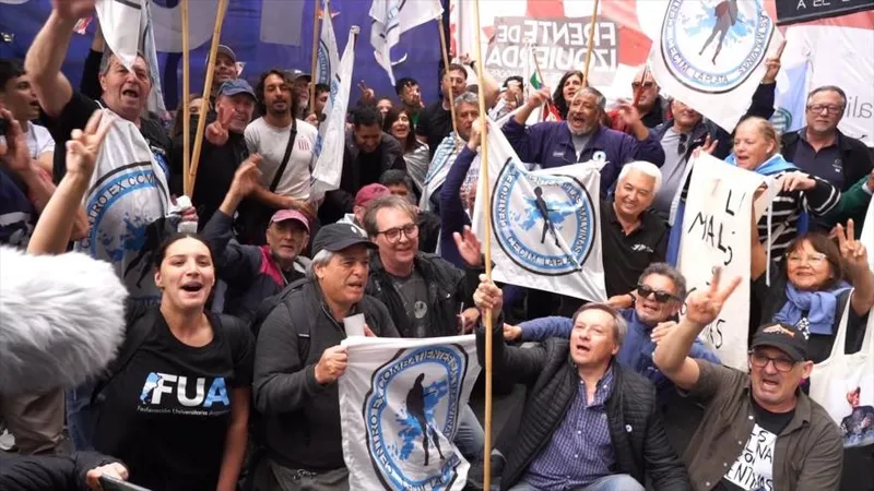 Miles de argentinos marchan junto a excombatientes de Malvinas contra decreto
