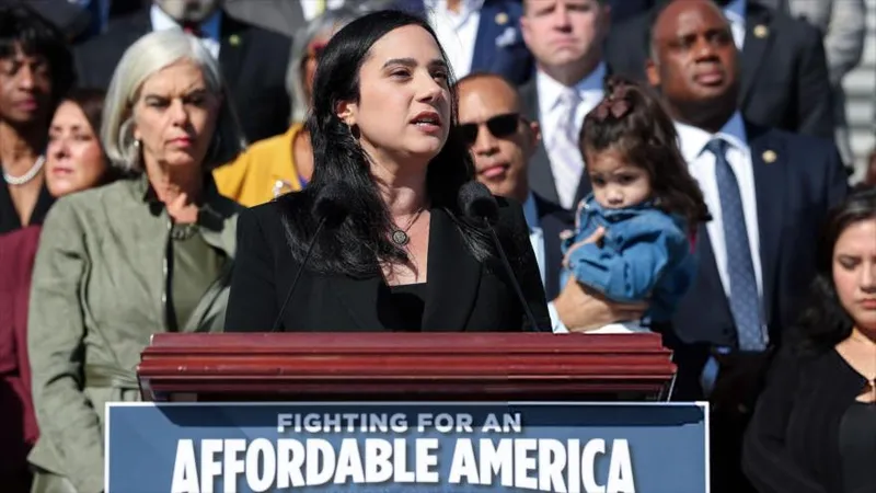 Congresista estadounidense considera a Trump una amenaza nacional