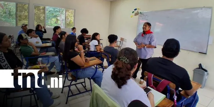 Doña Reynalda y su historia de amor por la alfabetización en Nicaragua