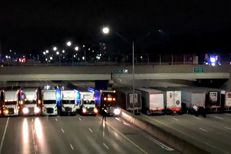 Trece camioneros aparcaron sus camiones bajo un puente de madrugada. No estaban protestando: intentaban salvar una vida