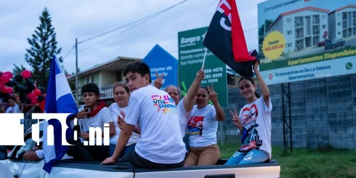 Caponeros, comerciantes y familias en general dicen presentes con caravana colorida