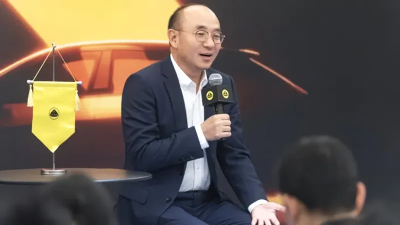 El CEO de Lotus, Feng Qingfeng, confirma la ‘marcha atrás’ de la plena electrificación porque quieren vender 150.000 coches
