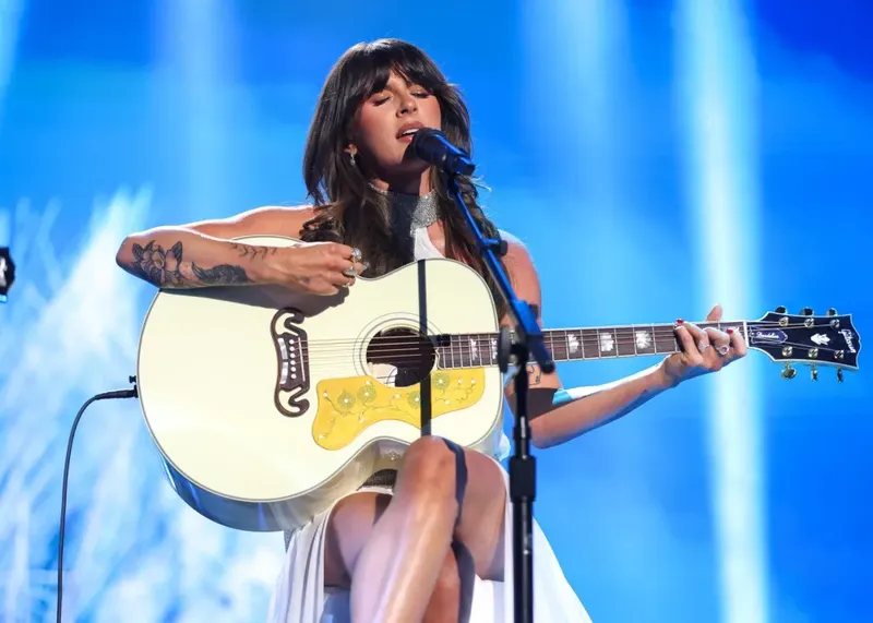 ‘Choosin’ Texas’ de Ella Langley suma 21 semanas en el No. 1 del Hot 100, acercándose a récord histórico