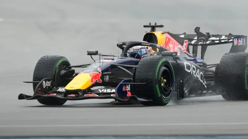 Verstappen bate al líder en el caos de Sepang y Alonso remonta; mala suerte para Sainz