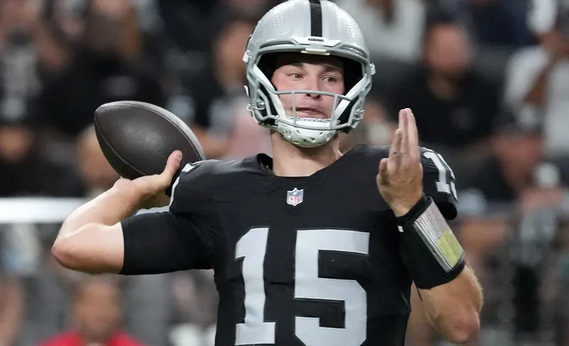 Fernando Mendoza ya lanzó sus primeros pases en la NFL