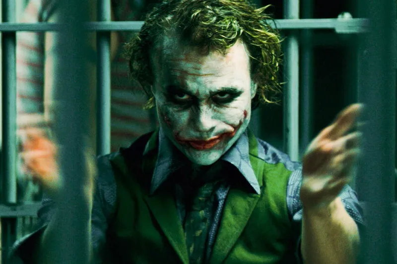 La cara de sorpresa de Chin Han en El Caballero Oscuro fue muy real: recibió un golpe en la cabeza por una improvisación de Heath Ledger