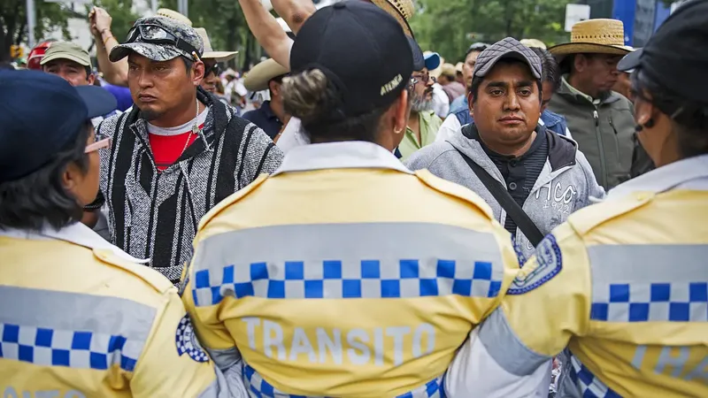 Maestros y familias de desaparecidos colapsan accesos al Estadio Azteca