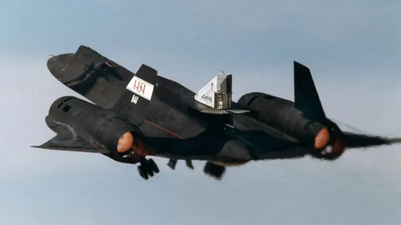 El SR-71 Blackbird volaba a más de 3.500 km/h con un combustible tan difícil de encender que apagaba cerillas. La solución fue todavía más extrema