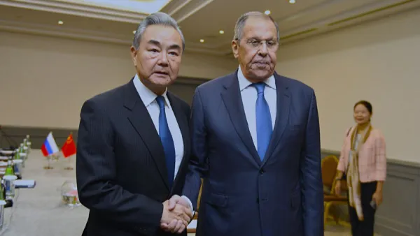 El canciller chino, Wang Yi, se reúne en Bakú con su homólogo ruso, Serguéi Lavrov