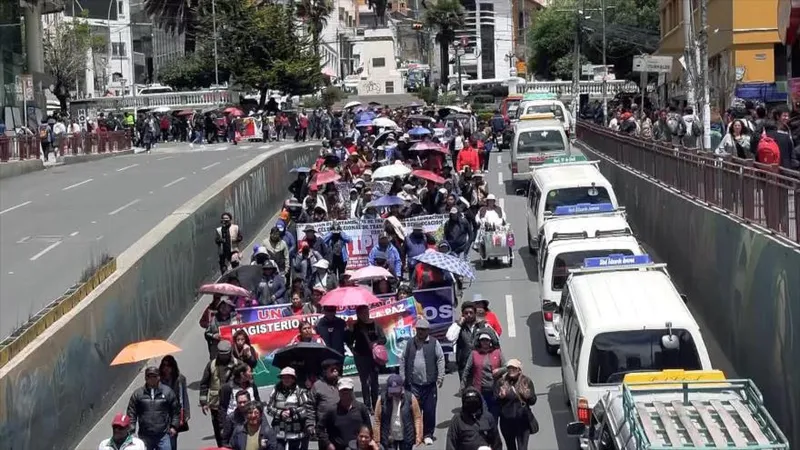 Con un descontento social, bolivianos celebran 201 años de independencia