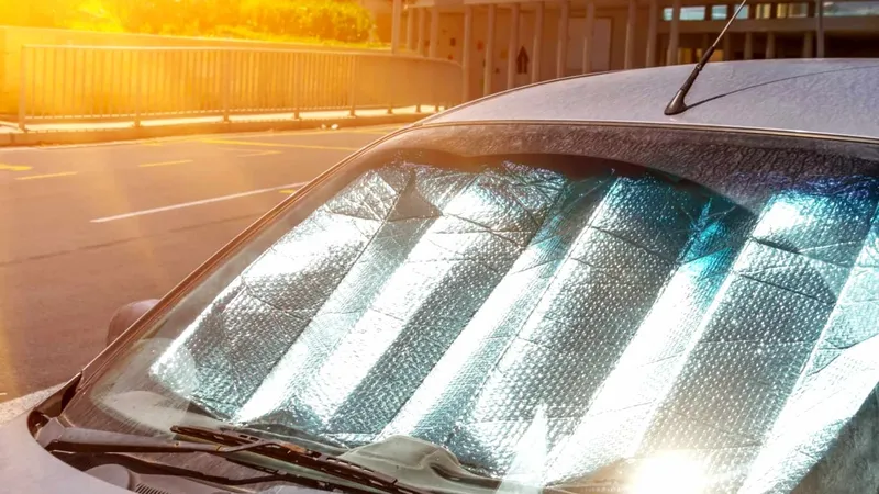 Ola de calor: un estudio revela cuál es la mejor forma de evitar que tu coche se convierta en un horno