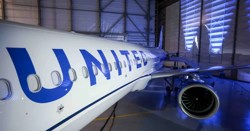 United Airlines prevé menores ganancias para el cuarto trimestre por el alza del combustible
