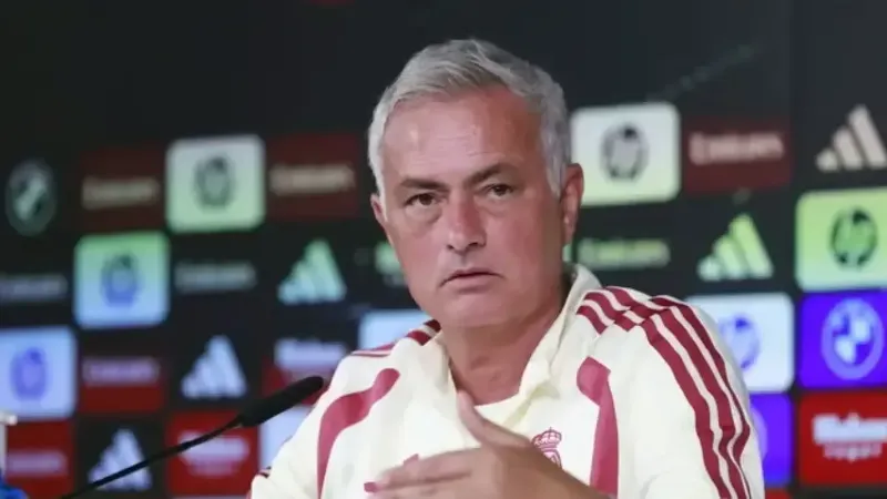 Mourinho: "¿Por qué no se ha repetido el penalti, porque el VAR no sabe el reglamento o porque no han querido?"