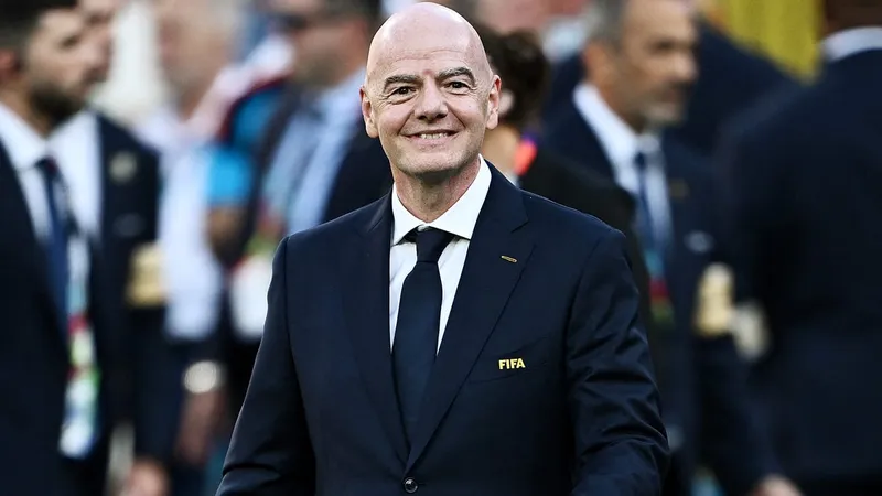 "Bajo, deshonesto y cobarde", eso piensa Luis Figo de Gianni Infantino