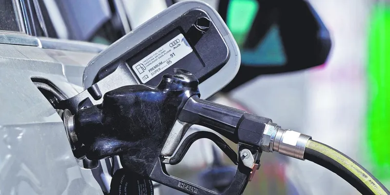 Gasolina en EU regresa a 4 dólares por galón