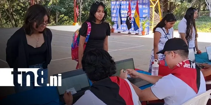 ¡Más oportunidades para la juventud! Entregan becas a estudiantes del CUR Carazo