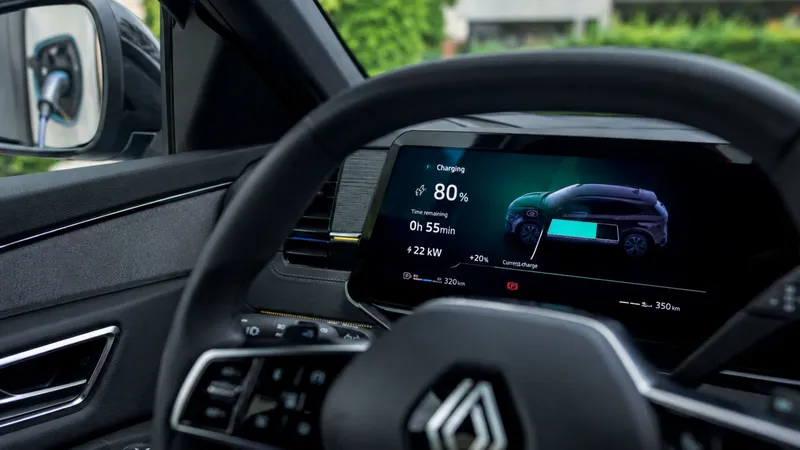 Un electricista profesional desmonta uno de los mayores miedos del coche eléctrico: “Cargar al 100% no va a romper la batería”