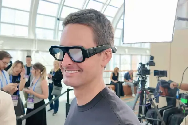 Visto lo visto, mejor que Apple se espere: Snapchat lanza unas gafas con pantalla pero el problema llega cuando te las pones en la cara